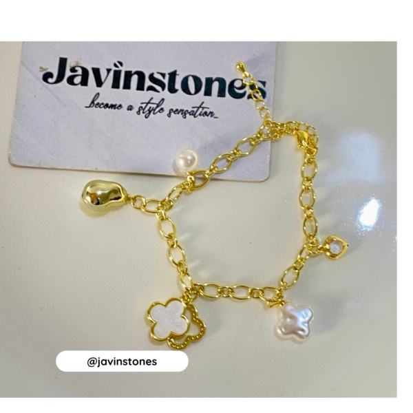 Clover charm bracelet i